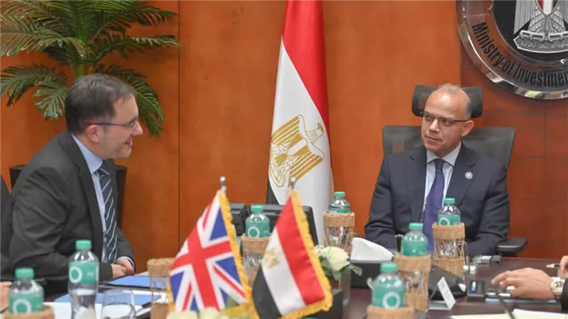 وزير الاستثمار والسفير البريطاني يبحثان تعزيز الشراكة الاقتصادية والاستثمارات