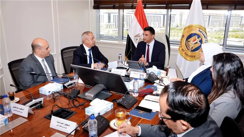 وزير الصناعة يبحث مع رئيس الأكاديمية العربية تعزيز التعاون لدعم الابتكار وتأهيل الكوادر
