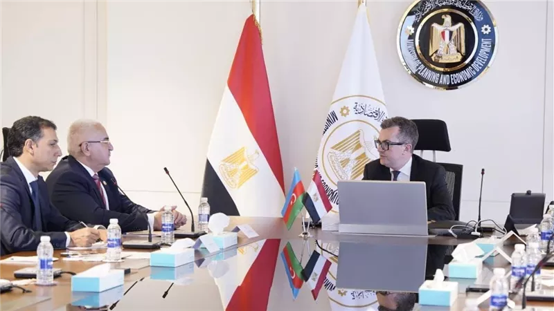وزير التخطيط يبحث مع سفير أذربيجان تعزيز الشراكة الاقتصادية وتوسيع الاستثمارات المشتركة