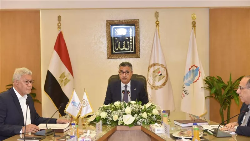 وزير التموين يترأس اجتماع القابضة للصناعات الغذائية ويستعرض مؤشرات الأداء وخطط التطوير