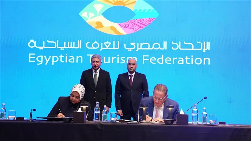 وزيرا العمل والسياحة يطلقان مبادرة لتيسير تراخيص عمل الأجانب بالقطاع السياحي