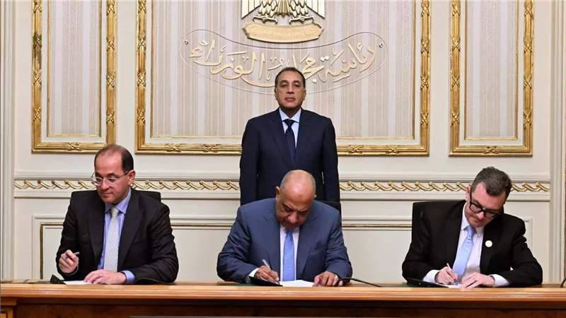 رئيس الوزراء يشهد تمويل تطوير شبكة الكهرباء لاستيعاب الطاقات المتجددة المتنامية