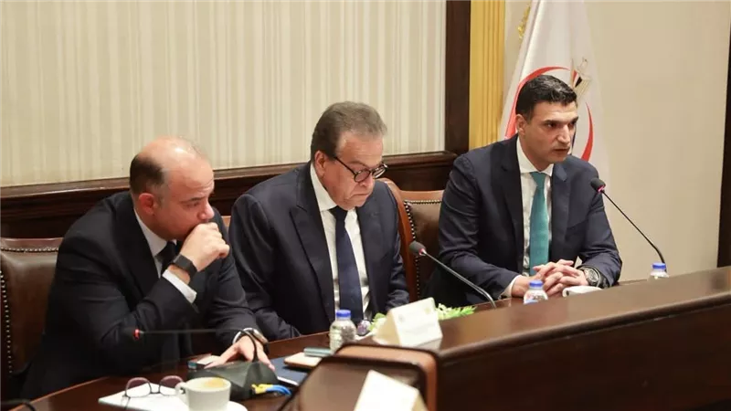 وزير الصحة يبحث مع وزيري الاستثمار والصناعة آليات خفض الإصابة بالأمراض المرتبطة بالسكر