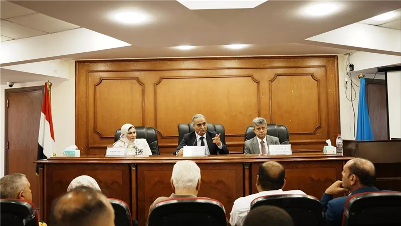 رئيس جهاز حماية المستهلك يعقد لقاءً موسعًا بالغرفة التجارية لبحث الأسواق بدمياط