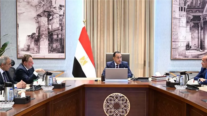 رئيس الوزراء يجتمع مع محافظ البنك المركزي ووزير المالية لاستعراض عددٍ من الملفات