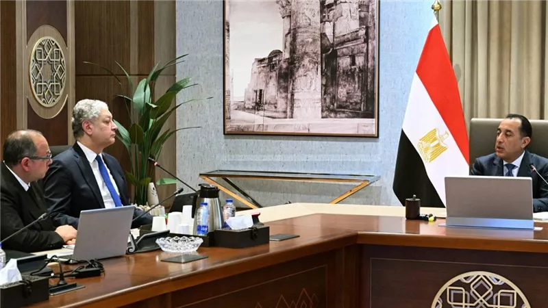رئيس الوزراء يتابع استعدادات بدء المرحلة الثانية من المبادرة الرئاسية 