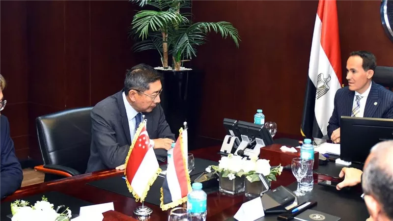 الرئيس التنفيذي للهيئة العامة للاستثمار يبحث مع سفير سنغافورة التعاون الاستثماري المشترك