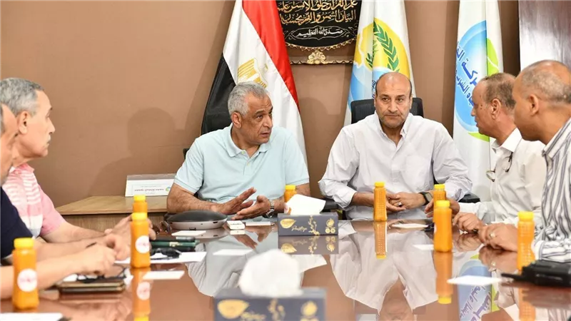وزير الإنتاج الحربي يتابع مشروعات حياة كريمة بأسيوط ويشدد على الانضباط