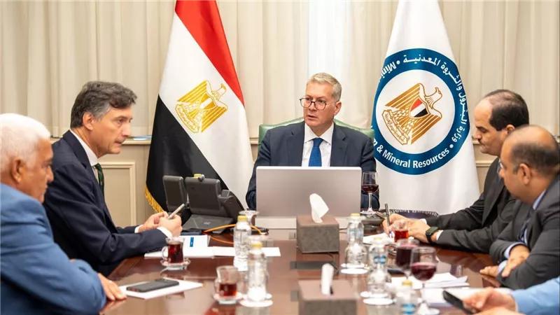 وزير البترول يبحث مع إيني زيادة إنتاج الغاز وربط حقل كرونوس