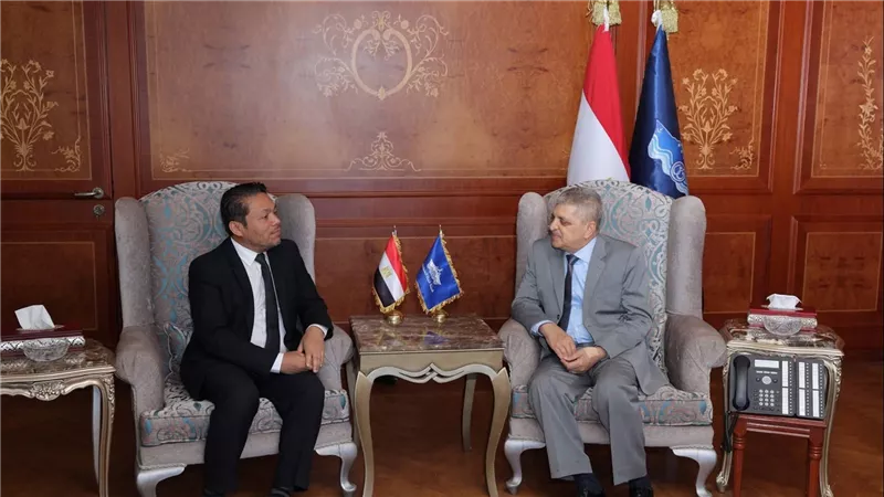 رئيس هيئة قناة السويس يبحث مع سفير ماليزيا التعاون في التدريب البحري والاستزراع السمكي