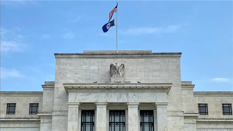 الاحتياطي الفيدرالي الأمريكي يثبت أسعار الفائدة على الدولار