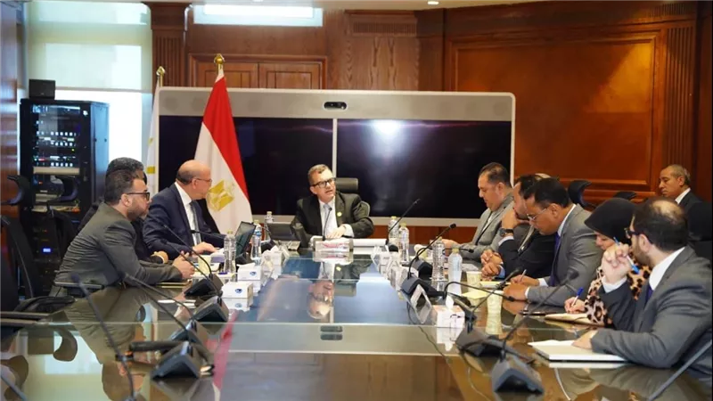 وزير التخطيط يبحث خطة تطوير 