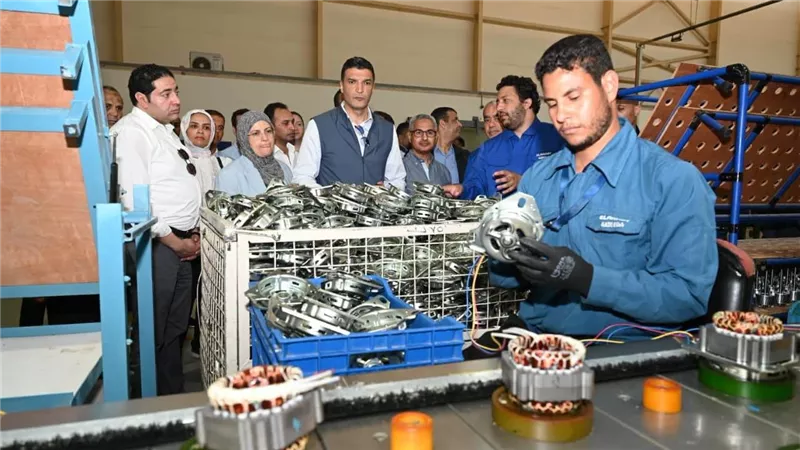 وزير الصناعة يتفقد مصانع العربي وسامسونج ومحطة كوم أبو راضي