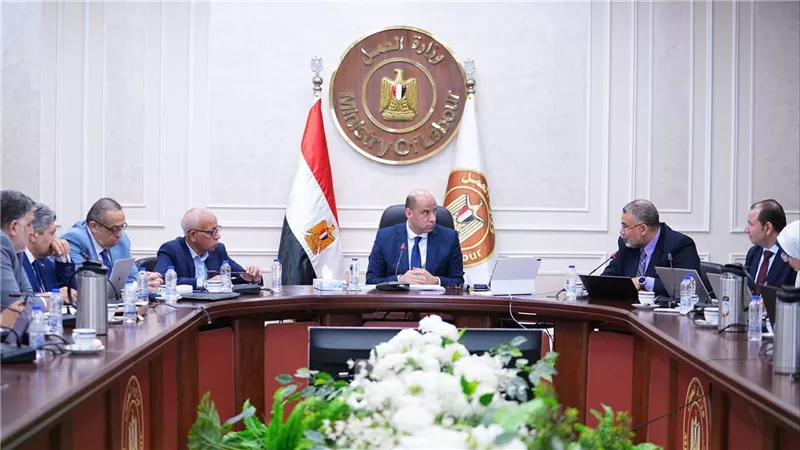 وزير العمل يترأس التشاور الاجتماعي لمناقشة قرارات قانون العمل الجديدة