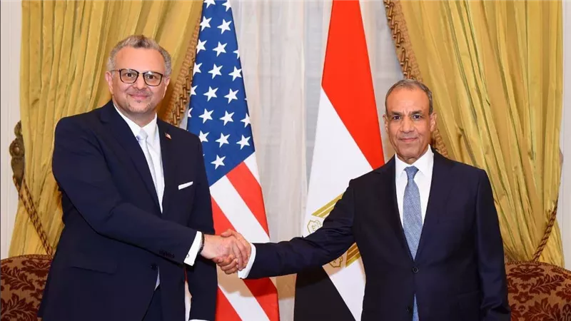 وزير الخارجية يبحث مع كبير مستشاري الرئيس الأمريكي للشئون العربية والأفريقية التطورات الإقليمية