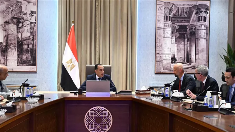 رئيس الوزراء يعقد اجتماعًا مع مسئولي شركة 