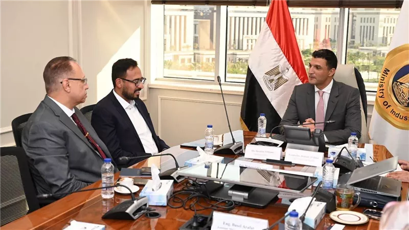 وزير الصناعة يبحث مع مسؤولي شركة جوتن مصر للدهانات خططها التوسعية وجهود تعميق التصنيع المحلي
