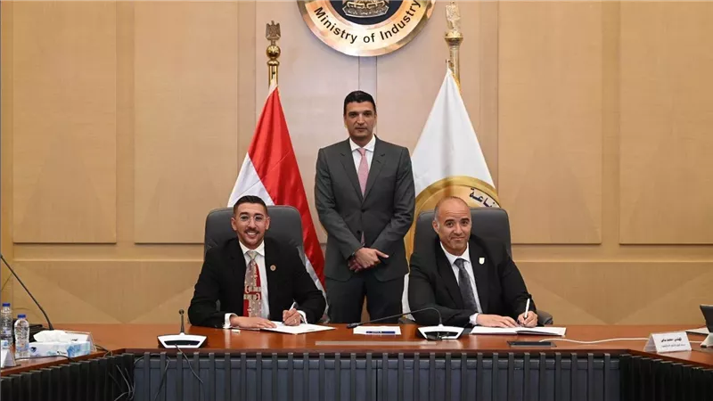 وزير الصناعة يوقع شراكة استراتيجية لتأهيل مهندسي السيارات وتعزيز الابتكار بجامعة القاهرة