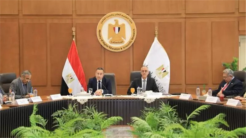 وزير التعليم العالي يؤكد تطوير الجامعات الخاصة وتعزيز تنافسيتها الدولية