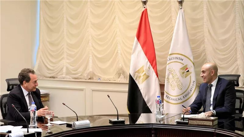 وزير التربية والتعليم يبحث مع السفير الفرنسي تعزيز التعليم الفني والتدريب المهني