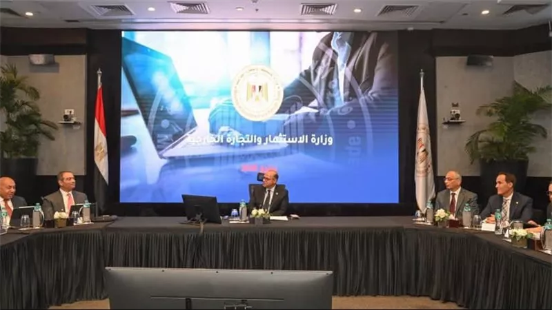 وزير الاستثمار يقود حوارًا موسعًا مع 50 مؤسسة لتعزيز تنافسية الاقتصاد المصري