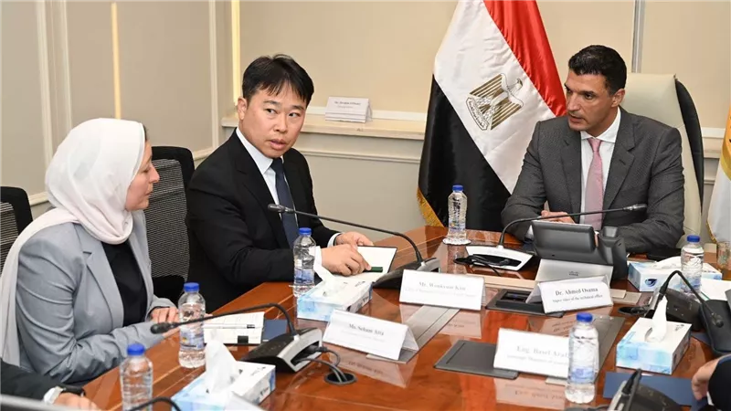 وزير الصناعة يبحث مع سامسونج إلكترونيكس خطط التوسع وزيادة المكون المحلي