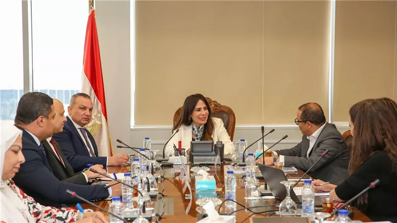وزيرة الإسكان تبحث مع الكازار إنشاء مشروع أوت ليت تجاري بشرق القاهرة