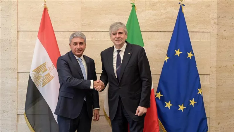 وزير السياحة والآثار يلتقي وزير السياحة الإيطالي لبحث تعزيز التعاون المشترك 