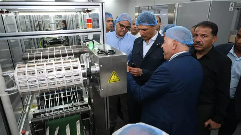 وزير الصناعة ومحافظ الإسكندرية يتفقدان مجمعي مرغم للصناعات البلاستيكية بالعامرية