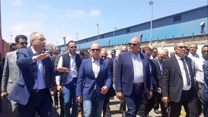 وزير الاستثمار يتفقد ميناء الدخيلة لمتابعة منظومة الإفراج الجمركي