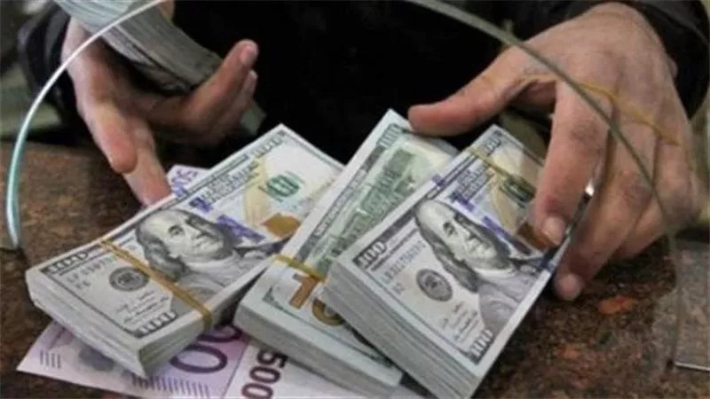 تراجع سعر الدولار مقابل الجنيه خلال منتصف تعاملات اليوم