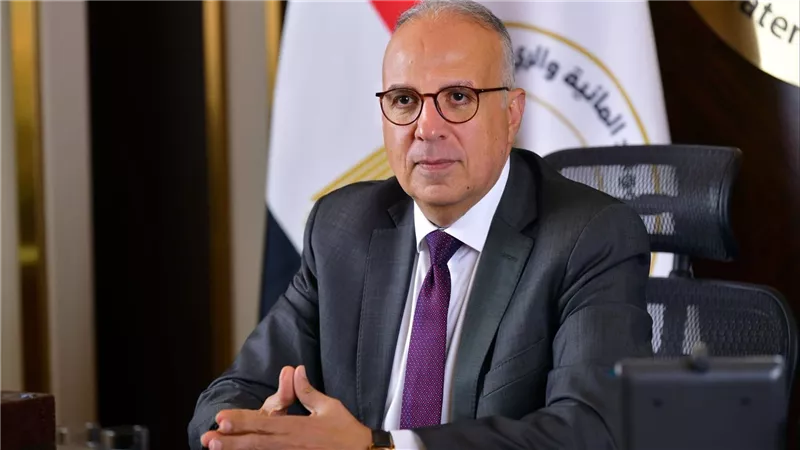 وزير الري يتابع موقف غرق أحد الصنادل بمنطقة ميناء السد العالي شرق ببحيرة ناصر