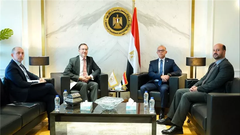 وزير الاستثمار يبحث مع رئيس مؤسسة الاستثمار البريطانية الدولية تعزيز تدفقات الاستثمار إلى مصر