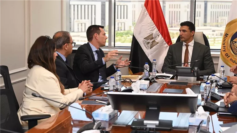 وزير الصناعة يبحث مع شنايدر إلكتريك التوسع بالسوق المصري وتعميق التصنيع المحلي وزيادة الاستثمارات