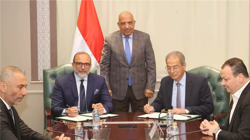 الكهرباء توقع بروتوكولًا مع إي آند مصر لتعميم العدادات الذكية 