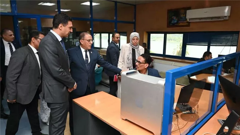 وزير الصناعة يتفقد المطابع الأميرية ويؤكد دعم تطويرها والتحول الرقمي 