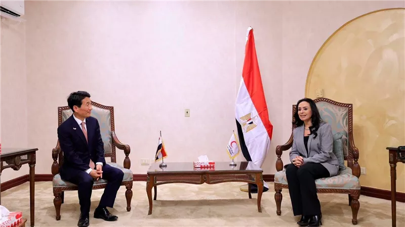 مايا مرسي تشهد توقيع مذكرة لدعم الفلسطينيين وتعزيز الإغاثة الإنسانية لقطاع غزة ومصر المستضيفة