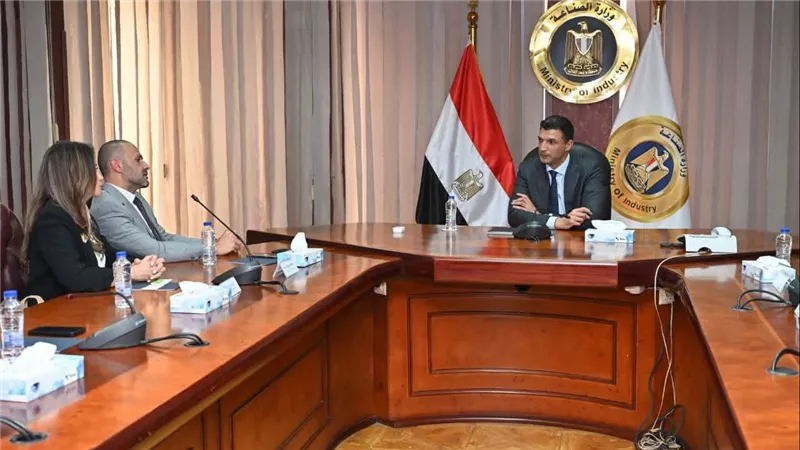 وزير الصناعة يبحث مع 