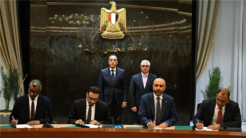 رئيس الوزراء يشهد توقيع 3 عقود جديدة للخدمات اللوجستية بالمنطقة الاقتصادية لقناة السويس