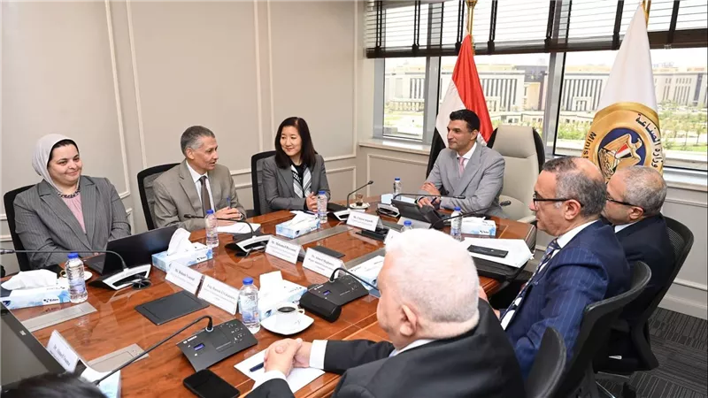 وزير الصناعة يبحث تنفيذ مبادرة للطاقة الشمسية بالمصانع الحكومية وتعزيز الصناعة الخضراء المصرية المستدامة