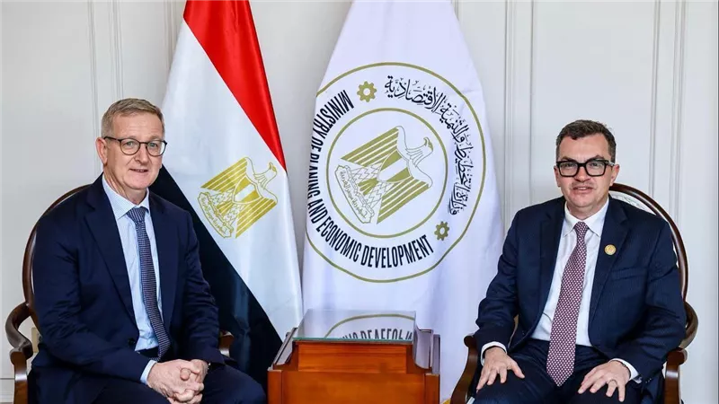 وزير التخطيط يبحث مع سفير أيرلندا تعزيز التعاون الاقتصادي والتحول الأخضر ودعم الاستثمار المشترك