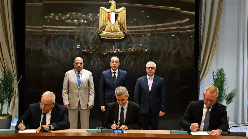 مدبولي يشهد توقيع عقدين لتوريد الكهرباء النظيفة ودعم استدامة موانئ المنطقة الاقتصادية لقناة السويس