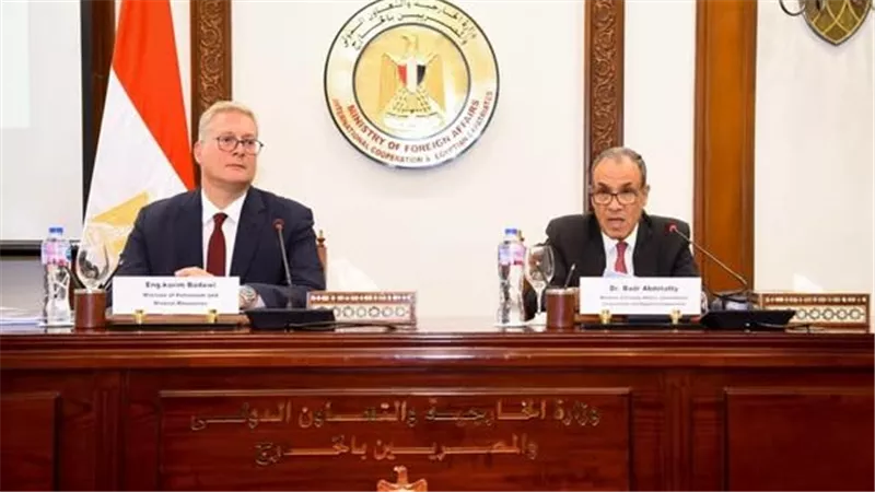 وزيرا الخارجية والبترول يعقدان جلسة إحاطة مع ممثلي السفارات الأجنبية في مصر حول قطاعي الطاقة والثروة المعدنية