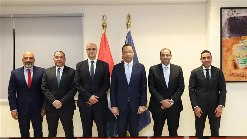 وزير الاتصالات يطلق خدمتي «اطمن» و«اطمن على الآخر» لحماية الأطفال عبر الإنترنت 