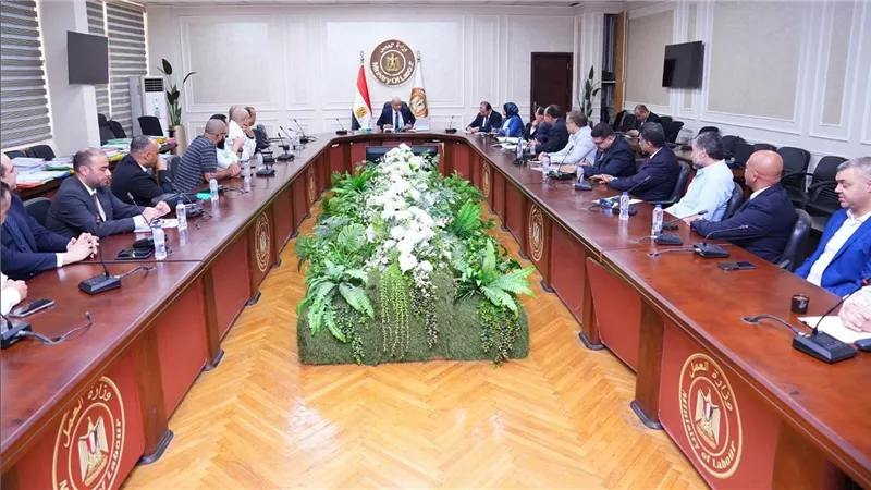 وزير العمل يعزز التعاون مع شركات إلحاق العمالة ويوجه باجتماعات متابعة دورية كل ثلاثة أشهر