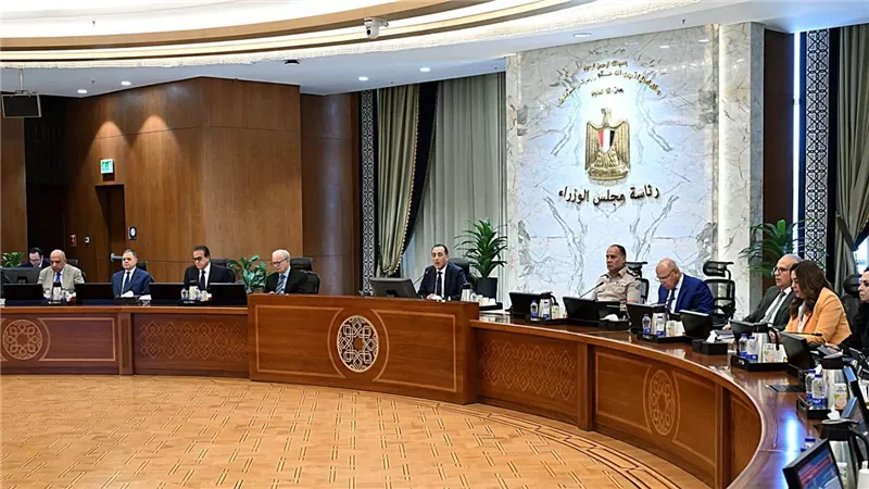مجلس الوزراء يوافق على رخص ذهبية ومشروعات استثمارية وقرارات تنموية وخدمية جديدة 