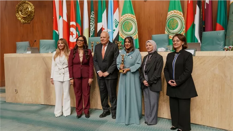 بسمة آل سعيد تحصد درع التميز للمسؤولية المجتمعية العربية خلال ملتقى المرأة 2026