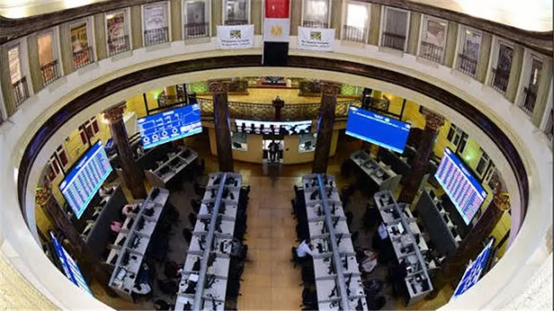 البورصة المصرية تستهل تعاملات الثلاثاء على ارتفاع طفيف.. وEGX30 يصعد إلى 52,549 نقطة