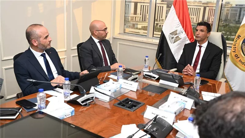 وزير الصناعة يبحث مع ABB مصر خطط التوسع وزيادة التصنيع المحلي