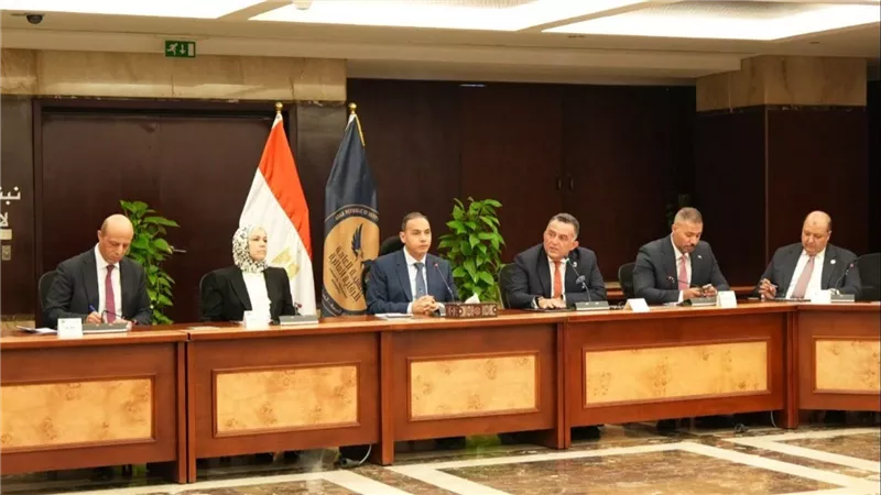 إسلام عزام يبحث تعزيز التعاون بين الرقابة المالية والبورصة والضرائب لدعم الاستثمار وكفاءة الأسواق